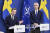 울프 크리스테르손 스웨덴 총리(왼쪽)와 옌스 스톨텐베르그 나토 사무총장이 지난 10월 24일(현지시간) 스톡홀름의 스웨덴 정부 본부에서 기자회견을 하고 있다. AP=연합뉴스