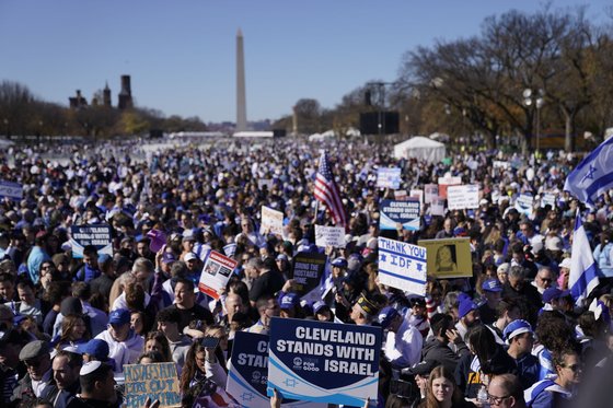 이스라엘을 지지하는 시위자들이 14일(현지시간) 워싱턴 DC 내셔널 몰에 모여 반유대주의를 비난하고 이스라엘 인질 석방을 요구하고 있다. AFP=연합뉴스