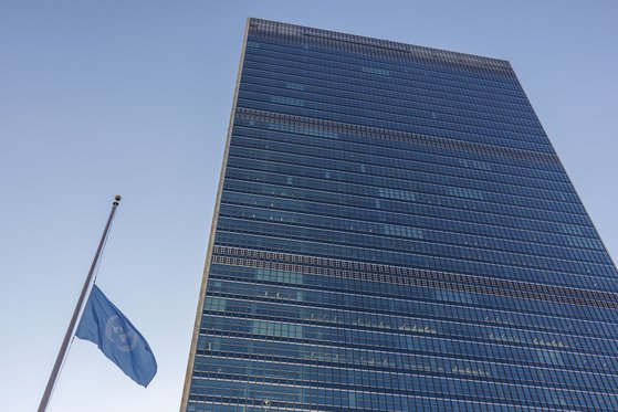 13일(현지시간) 미국 뉴욕 유엔 본부 깃발이 가자 지구에서 사망한 유엔 직원들을 기리기 위해 조기로 게양돼있다. EPA=연합뉴스