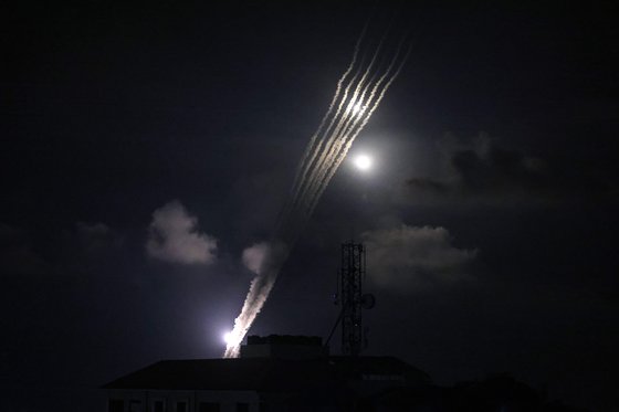 13일(현지시간) 하마스 로켓이 가자지구 남부에서 이스라엘을 향해 발사되고 있다. AFP=연합뉴스