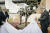 태권도 동상을 덮고 있던 가림막을 걷어내는 조정원 세계태권도연맹 총재(왼쪽)와 토마스 바흐 국제올림픽위원회 위원장. 사진 세계태권도연맹