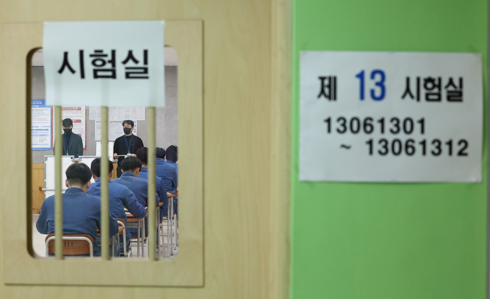 서울 구로구 남부교도소에서 소년수들이 수능 시험 준비를 하고 있다.   지금까지 성인 수감자들이 교도소에서 수능을 치른 적은 있었지만 교도소 내에 수능시험장이 마련되는 것은 이번이 처음이다. 뉴스1