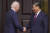 조 바이든(왼쪽) 미국 대통령과 시진핑 중국 국가주석이 15일(현지시간) 미국 캘리포니아주 우드사이드의 피롤리 정원 영빈관에서 악수하고 있다. AP=연합뉴스