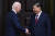 조 바이든(왼쪽) 미국 대통령과 시진핑 중국 국가주석이 15일(현지시간) 아시아태평양경제협력체(APEC) 회의가 열리는 미국 샌프란시스코 인근 우드사이드에서 회담에 앞서 악수를 하고 있다. AFP=연합뉴스