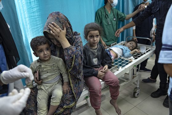12일(현지시간) 이스라엘의 가자지구 폭격으로 부상당한 팔레스타인인들이 칸 유니스 병원에서 치료를 기다리고 있다. AP=연합뉴스