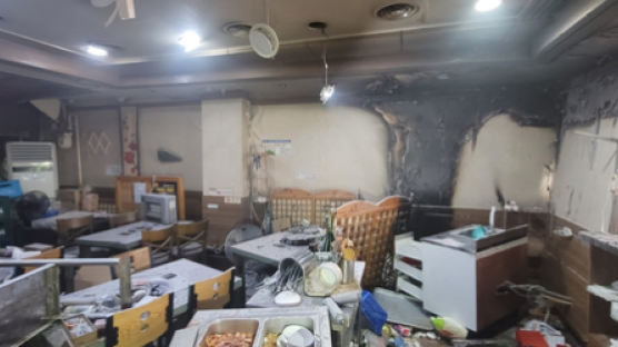 창원 아파트 상가 식당서 '펑'…가스 폭발 사고에 5명 중경상