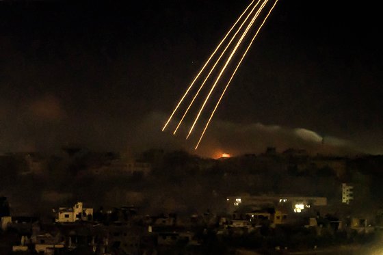 12일(현지시간) 이스라엘 남부 국경 인근 가자지구 북부에 미사일이 떨어지고있다. AFP=연합뉴스