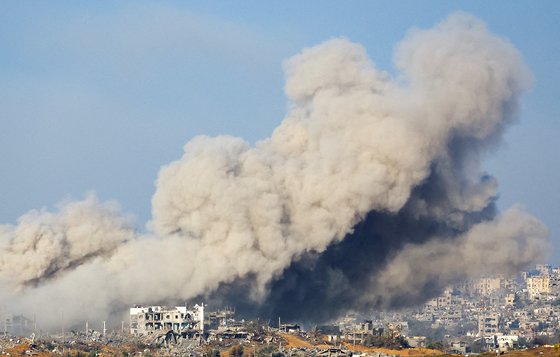 15일(현지시간) 이스라엘 남부에서 본 가자지구 폭발장면. 로이터=연합뉴스