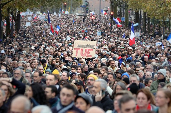 12일(현지시간)프랑스 파리에서 반유대주의에 항의하기 위해 모인 시민 10만여명이 행진을 하고 있다. UPI=연합뉴스