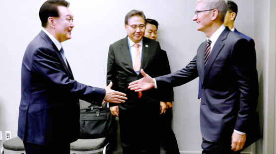 尹, APEC 경제외교 돌입…애플 팀 쿡 “부친이 한국전 참전용사”