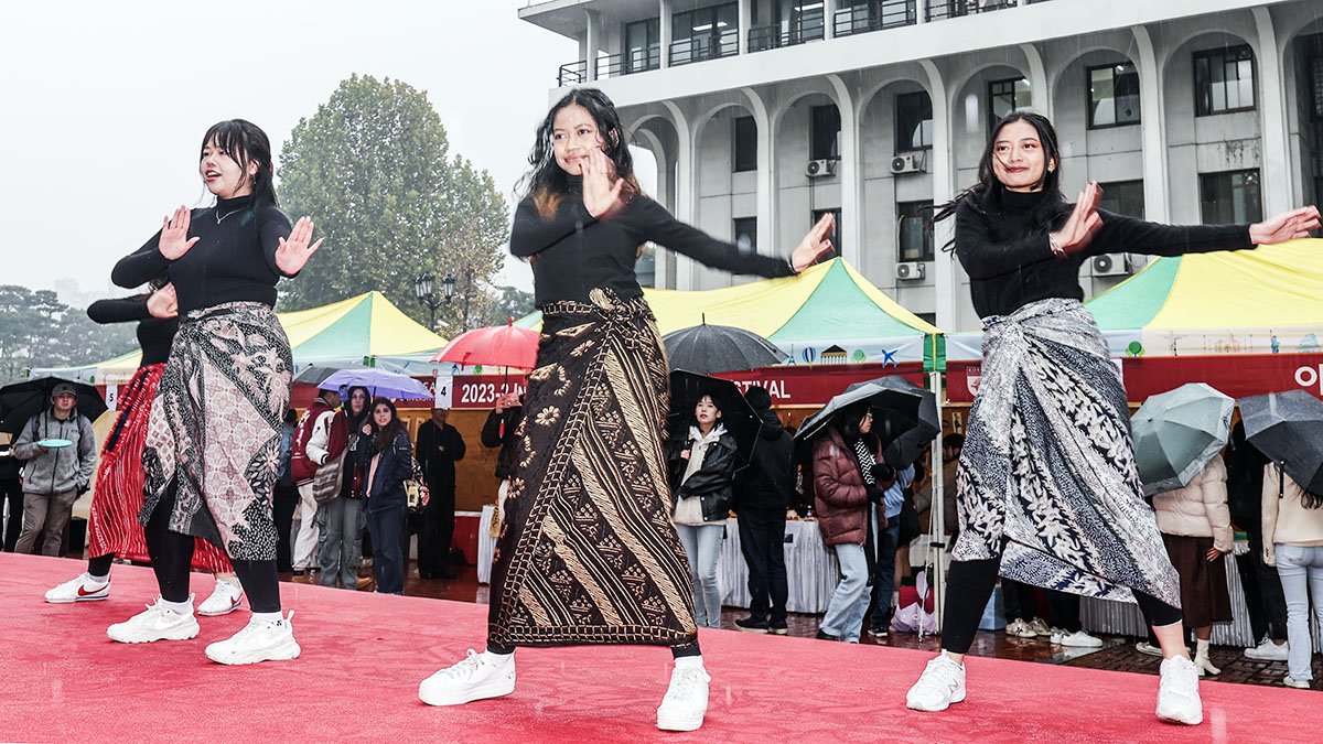 서울 성북구 고려대학교 서울캠퍼스 민주광장에서 열린 2023학년도 2학기 외국인 학생 축제(ISF)에서 인도네시아 유학생들이 전통춤을 선보이고 있다. 뉴시스