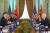 조 바이든(오른쪽) 미국 대통령과 시진핑 중국 국가주석이 15일(현지시간) 아시아태평양경제협력체(APEC) 회의가 열리는 미국 샌프란시스코 인근 우드사이드에서 회담을 하고 있다. AP=연합뉴스