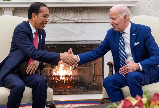 조 바이든 미국 대통령과 조코 위도도(조코위) 인도네시아 대통령이 13일(현지시간) 워싱턴 D.C 백악관에서 열린 정상회담 전 인사나누고있다. AFP=연합뉴스
