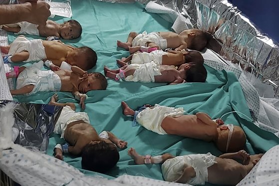 12일(현지시간) 가자지구 알시파 병원에서 연료 부족에 따른 정전으로 인큐베이터가 꺼지면서 안에 있던 신생아들이 침상 위로 옮겨졌다. AP=연합뉴스
