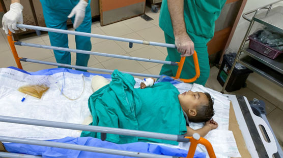 부모도 잃고 두 다리도 잃었다…가자 4세 소년의 비극
