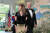 필 머피 미국 뉴저지 주지사(오른쪽)과 그의 부인인 태미 머피(58) 여사. 머피 여사는 2024년 열리는 뉴저지주 연방 상원의원 선거에 출마한다. 로이터=연합뉴스