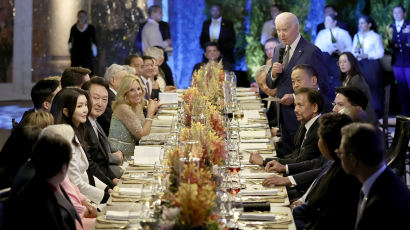 [포토타임] 건배사하는 조 바이든 대통령... 윤 대통령 내외 APEC 정상 만찬 참석