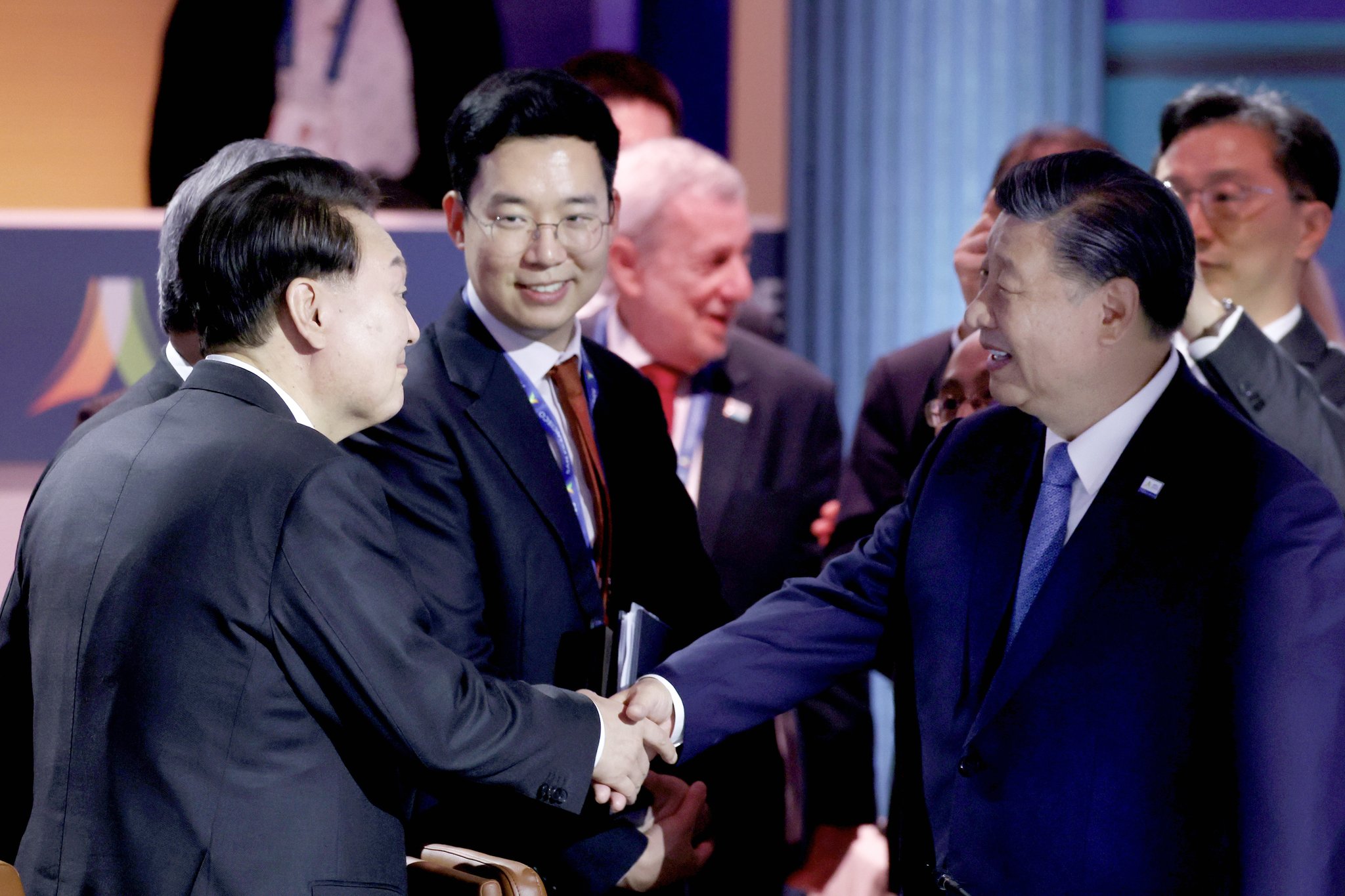 윤석열 대통령이 시진핑 중국 국가주석과 인사하고 있다. 샌프란시스코=김현동 기자