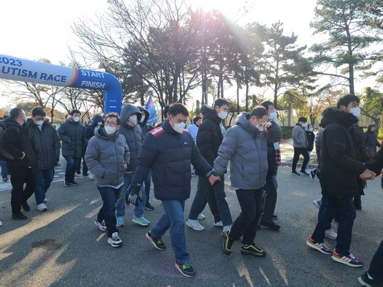 오티즘 레이스에 참가한 한 아버지와 자폐성 장애인 아들의 손을 잡고 달리기를 시작하고 있다. 김민정 기자