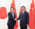 지난 16일(현지시각) 미국에서 1년만에 재회한 기시다 후미오 일본 총리와 시진핑 중국 국가 주석이 악수를 나누고 있다. 신화=연합뉴스 