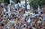 18일(현지시간) 이스라엘의 수도 예루살람에서 이스라엘인들이 하마스에 억류된 인질들의 석방을 요구하며 시위를 벌이고 있다. AFP=연합뉴스hoto by GIL COHEN-MAGEN / AFP)  〈저작권자(c) 연합뉴스, 무단 전재-재배포 금지〉