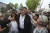  지난달 22일(현지시간) 아르헨티나 수도 부에노스아이레스에서 경제부 장관 겸 대선 후보 세르히오 마사가 부인과 함께 투표소에 도착하고 있다. AP=연합뉴스