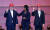 윤석열 대통령이 기시다 후미오 일본 총리와 17일(현지시간) 미국 스탠퍼드 대학에서 '한일 정상 대담'를 마친뒤 스탠퍼드대 모자를 쓰고 기념촬영을 하고 있다. 김현동 기자