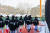 캠프 기념 점퍼를 입은 선수들을 지도하고 있는 김태균 해설위원. 사진 티케이오시비 