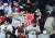 지난 17일 오후 일본 도쿄돔에서 열린 '2023 아시아프로야구챔피언십(APBC)' 대한민국과 일본의 경기를 찾은 일본 야구팬이 욱일기를 들고 기념 촬영을 하고 있다. 뉴스1