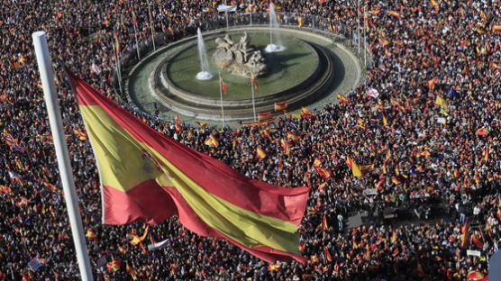 17만 시위대 "총리는 반역자"...'분리주의자 사면'에 두쪽된 스페인 