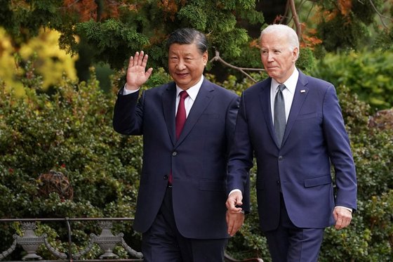 조 바이든 미국 대통령과 시진핑 중국 국가주석이 15일(현지시간) 미국 캘리포니아주 우드사이드에서 열린 아시아태평양경제협력체(APEC) 정상회담 직후 필로리 사유지에서 산책하고 있다. 로이터=연합뉴스