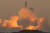 스페이스X의 초대형 로켓 스타쉽이 18일(현지시간) 미국 텍사스주 보카치카 스타베이스에서 시험 비행을 위해 발사되고 있다. AP=연합뉴스
