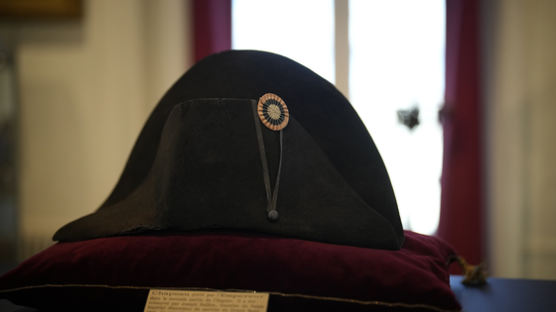 나폴레옹 '트레이드 마크' 이각 모자, 경매서 27억에 팔려