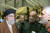 아야톨라 세예드 알리 하메네이(왼쪽) 이란 최고지도자가 19일(현지시간) 테헤란에서 열린 이슬람혁명수비대(IRGC) 항공우주 성과 전시회에 참석한 모습. AFP=연합뉴스