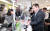 이상민 행정안전부 장관(오른쪽)이 19일 서울 종로구 청운효자동 주민센터에서 행정전산망을 통해 본인의 주민등록등본을 발급받고 있다. [뉴시스]