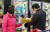 정부가 용량 축소 등을 통한 편법 가격인상을 뜻하는 ‘슈링크플레이션’ 실태조사를 하겠다고 발표한 가운데 19일 서울 시내 한 대형마트에서 시민이 냉동식품을 고르고 있다. [연합뉴스]