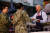 조 바이든 미국 대통령이 19일 미국 버지니아주 노퍽 해군기지에서 군 장병 및 가족들에게 저녁 식사를 배식하고 있다. 로이터=연합뉴스