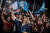 밀레이 지지자들이 19일(현지시간) 부에노스아이레스의 거리에서 국기를 흔들며 환호하고 있다. 로이터=연합뉴스
