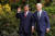 조 바이든(오른쪽) 미국 대통령과 시진핑 중국 국가주석이 15일(현지시간) 미국 캘리포니아주 우드사이드의 파이롤리 에스테이트에서 열린 미ㆍ중 정상회담 중 함께 산책을 하고 있다. 로이터=연합뉴스