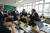 지난 8월 30일 부산 당리중학교에서 열린 바스(BASS) 시범 운영 때 하윤수 부산시교육감(오른쪽)이 학생들과 대화하고 있다. [연합뉴스]