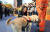 김건희 여사가 9일 서울 용산어린이정원 잔디마당에서 열린 제61주년 소방의 날 기념식에서 소방견을 쓰다듬어 주고 있다. 연합뉴스