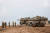 이스라엘군이 20일 가자지구 국경 근처인 이스라엘 남부에서 전차를 배치하고 서 있다. AFP=연합뉴스