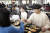 지난 6일 경남 김해 인제대에서 학생들이 점심 메뉴로 나온 채끝살 스테이크를 맛보고 있다. 사이드 메뉴로 블랙타이거 버터구이, 인델리커리+난+스쿱밥, 보코치니 샐러드, 푸딩에 무알콜 와인까지 나왔다. 사진 CJ프레시웨이