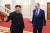 10월 19일 김정은 국무위원장이 세르게이 라브로프 러시아 외교부 장관을 안내하고 있다. 로이터=연합