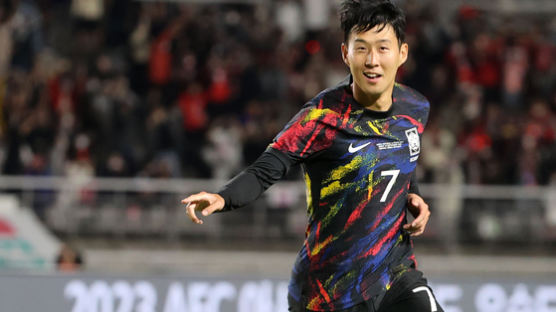 '손흥민 멀티골' 클린스만호, 중국에 전반 2-0 리드