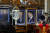 영국을 국빈 방문한 윤석열 대통령이 찰스 3세 영국 국왕과 21일(현지시간) 런던 호스가즈 광장에서 열린 공식환영식을 마친 뒤 마차를 타고 버킹엄궁에 도착하고 있다. 연합뉴스