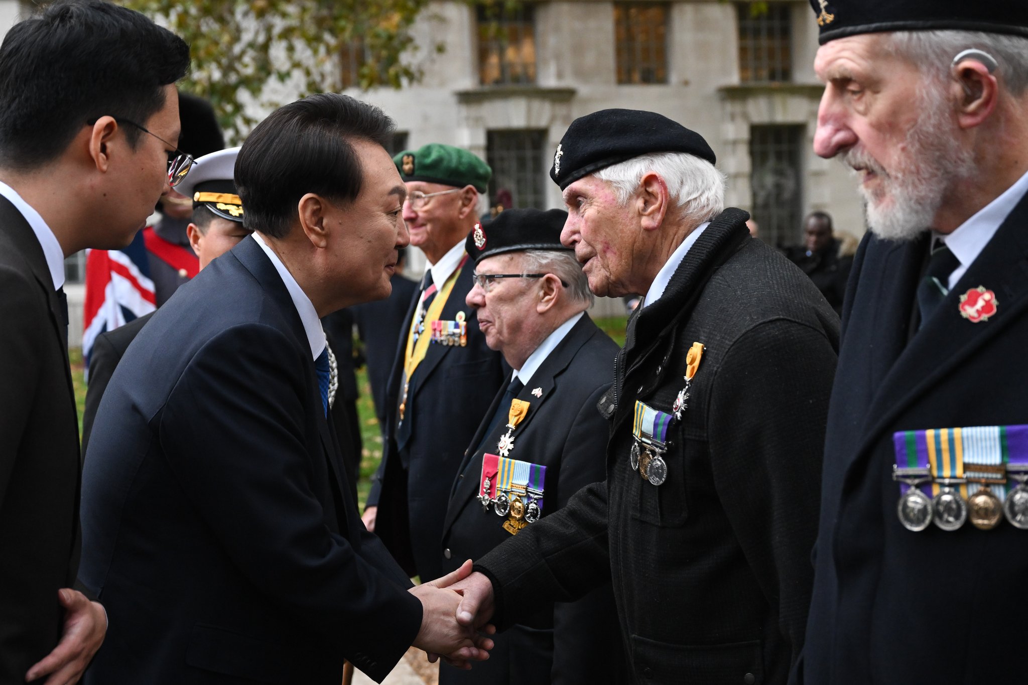 윤석열 대통령이 21일(현지시간) 런던 한국전 참전 기념비에서 영국군 한국전 참전용사들과 인사하고 있다. 뉴시스