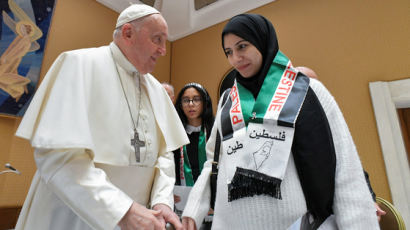 중동 전쟁 양측 가족 직접 만난 교황 "이 고통, 전쟁 넘은 테러"