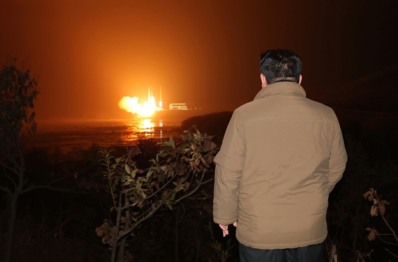 북한은 22일 전날 밤 발사한 군사정찰위성 '만리경 1호'를 운반로켓 ‘천리마-1형’에 탑재해 성공적으로 발사했다고 주장했다. 사진은 로켓발사모습을 참관하는 김정은 북한 국무위원장. 사진 노동신문
