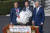 20일(현지시간) 미국 워싱턴 DC 백악관에서 열린 ‘추수감사절 칠면조 사면’ 행사에 참석한 조 바이든(오른쪽) 대통령. 신화=연합뉴스